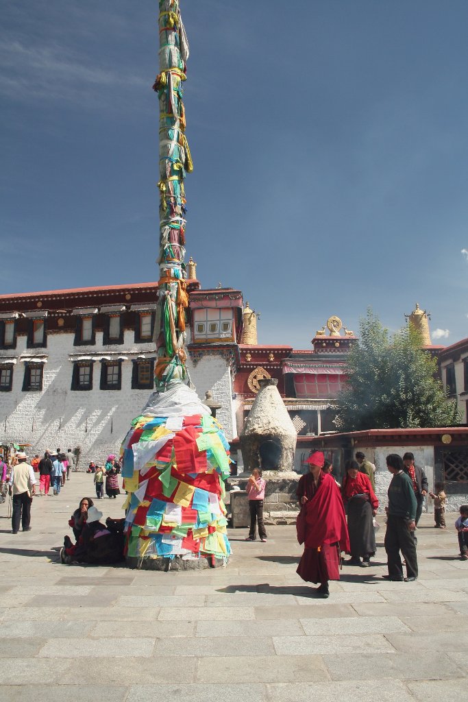 08-In front of the Jokhang monastry.jpg - In front of the Jokhang monastry